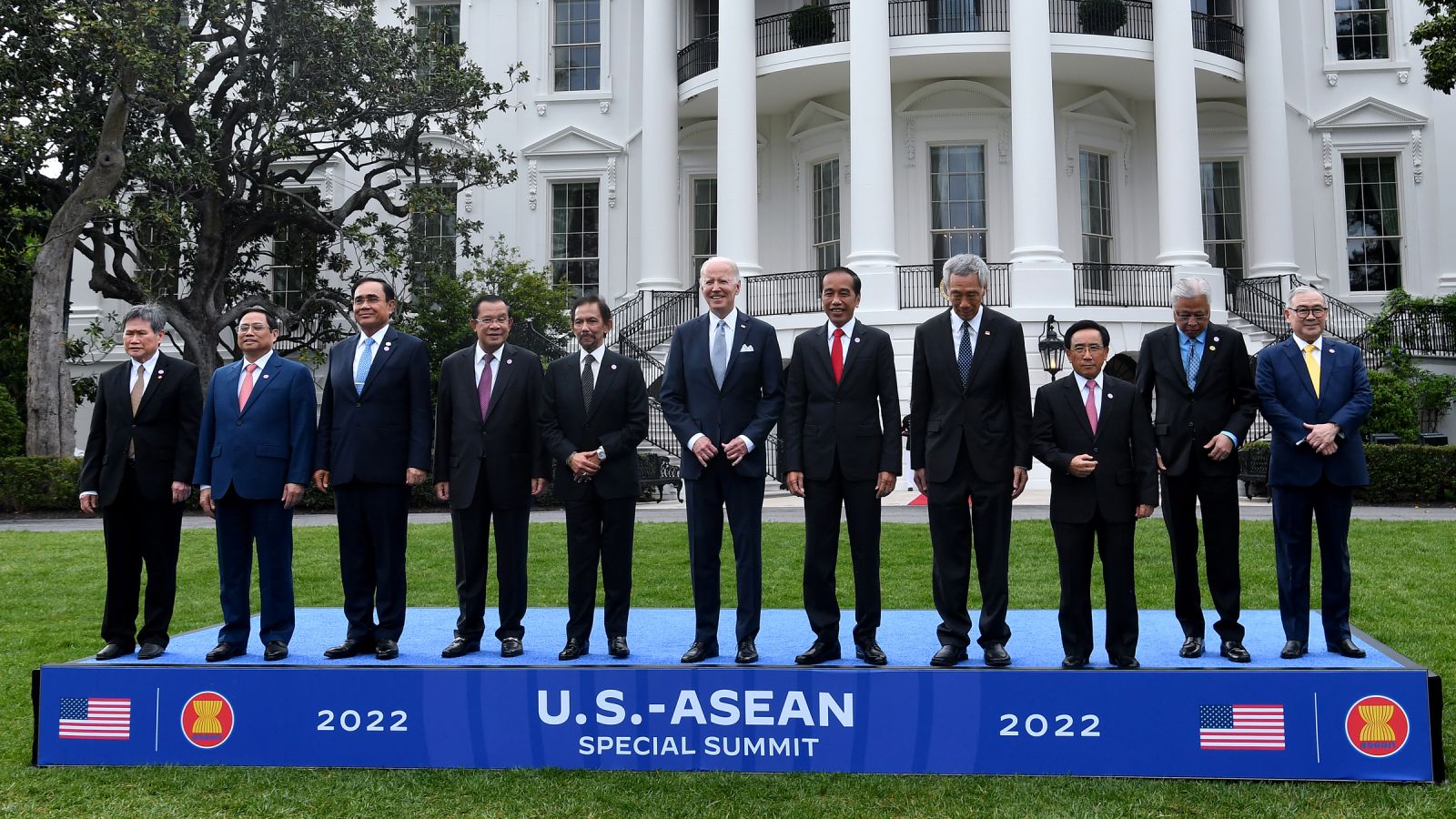 Thủ tướng Phạm Minh Chính (thứ hai từ trái sang) cùng các lãnh đạo ASEAN chụp ảnh tại Nhà Trắng cùng Tổng thống Mỹ Joe Biden hôm 12/5. Ảnh: AFP.