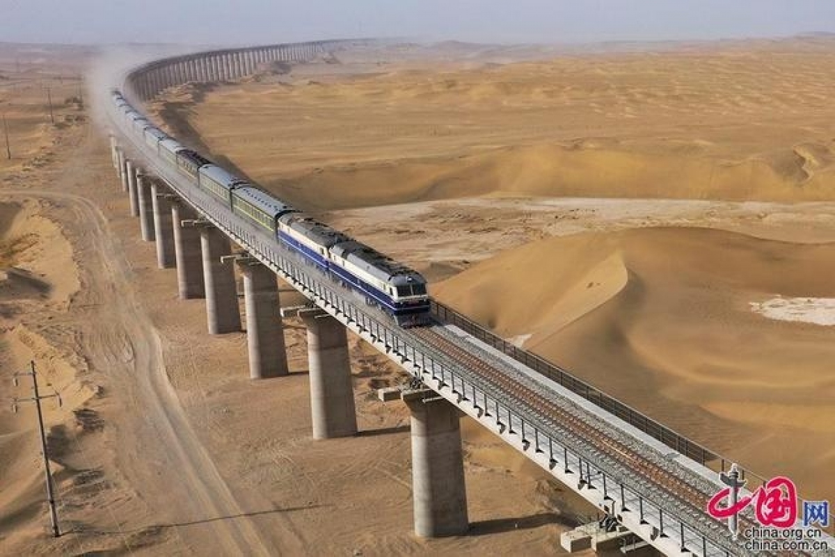Tuyến đường sắt quanh sa mạc ở Trung Quốc