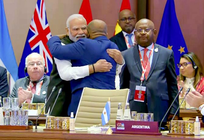Thủ tướng Ấn Độ Narendra Modi ôm Tổng thống Comoros Azali Assoumani, người đang đảm nhiệm vị trí chủ tịch AU