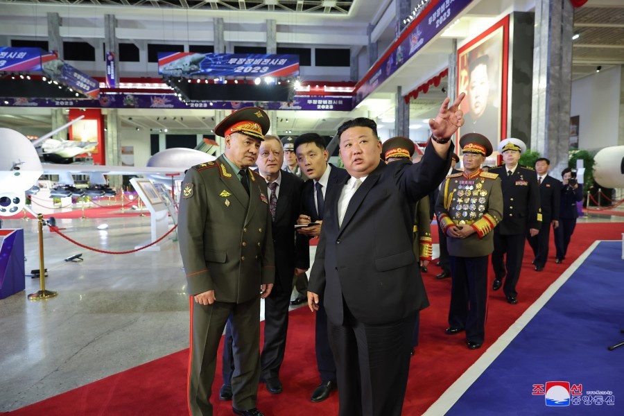 Nhà lãnh đạo Triều Tiên Kim Jong Un tham quan triển lãm quốc phòng cùng Bộ trưởng Quốc phòng Nga Sergei Shoigu. Ảnh: KCNA