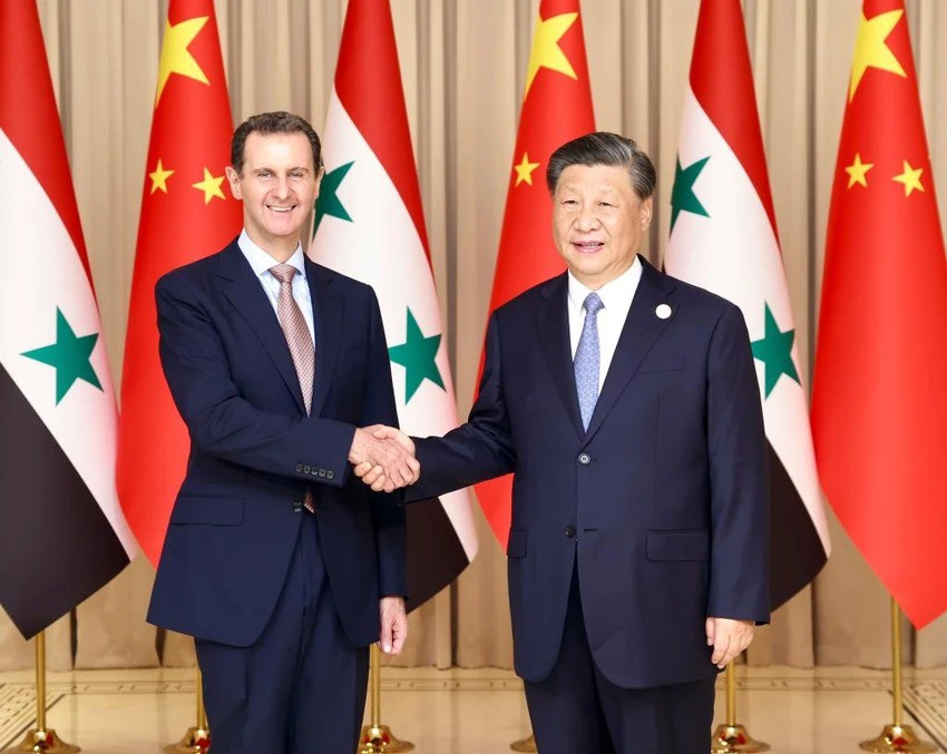Tổng thống Syria Bashar al-Assad (trái) và Chủ tịch Trung Quốc Tập Cận Bình trong cuộc gặp ở Hàng Châu ngày 22-9. Ảnh: XINHUA