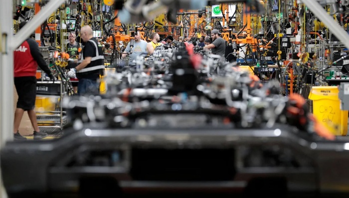 Xe tải điện F-150 Lightning đang được sản xuất tại nhà máy Ford ở Dearborn, bang Michigan, Mỹ.