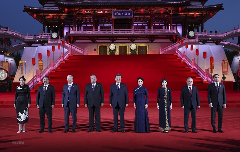 Chủ tịch Trung Quốc Tập Cận Bình (giữa) chụp ảnh chung cùng lãnh đạo các quốc gia Trung Á dự Hội nghị thượng đỉnh Trung Quốc-Trung 