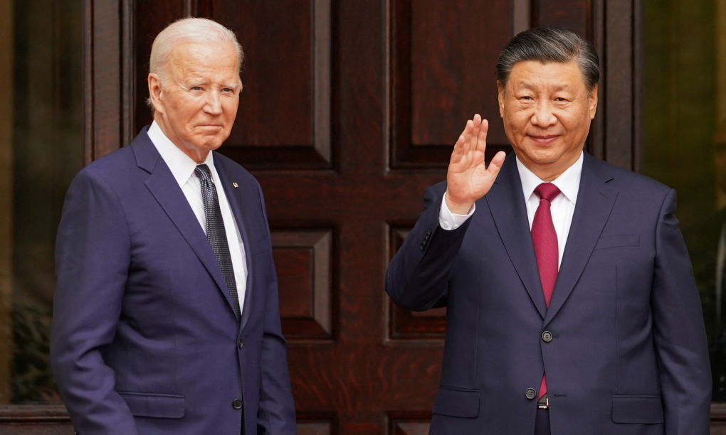 Tổng thống Biden (trái) và Chủ tịch Tập Cận Bình tại điền trang Filoli hôm 15/11. Ảnh: Reuters