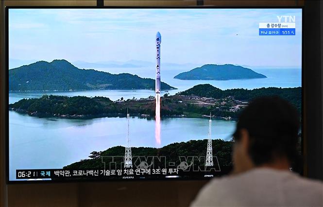 Hàn Quốc phát trên truyền hình ở Seoul về vụ phóng thử tên lửa mang theo vệ tinh do thám của Triều Tiên, ngày 24/8/2023
