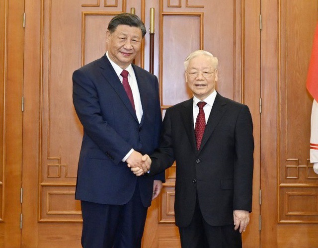 Tổng Bí thư Nguyễn Phú Trọng và Tổng Bí thư, Chủ tịch Tập Cận Bình chụp ảnh chung tại Trụ sở Trung ương Đảng hôm nay.