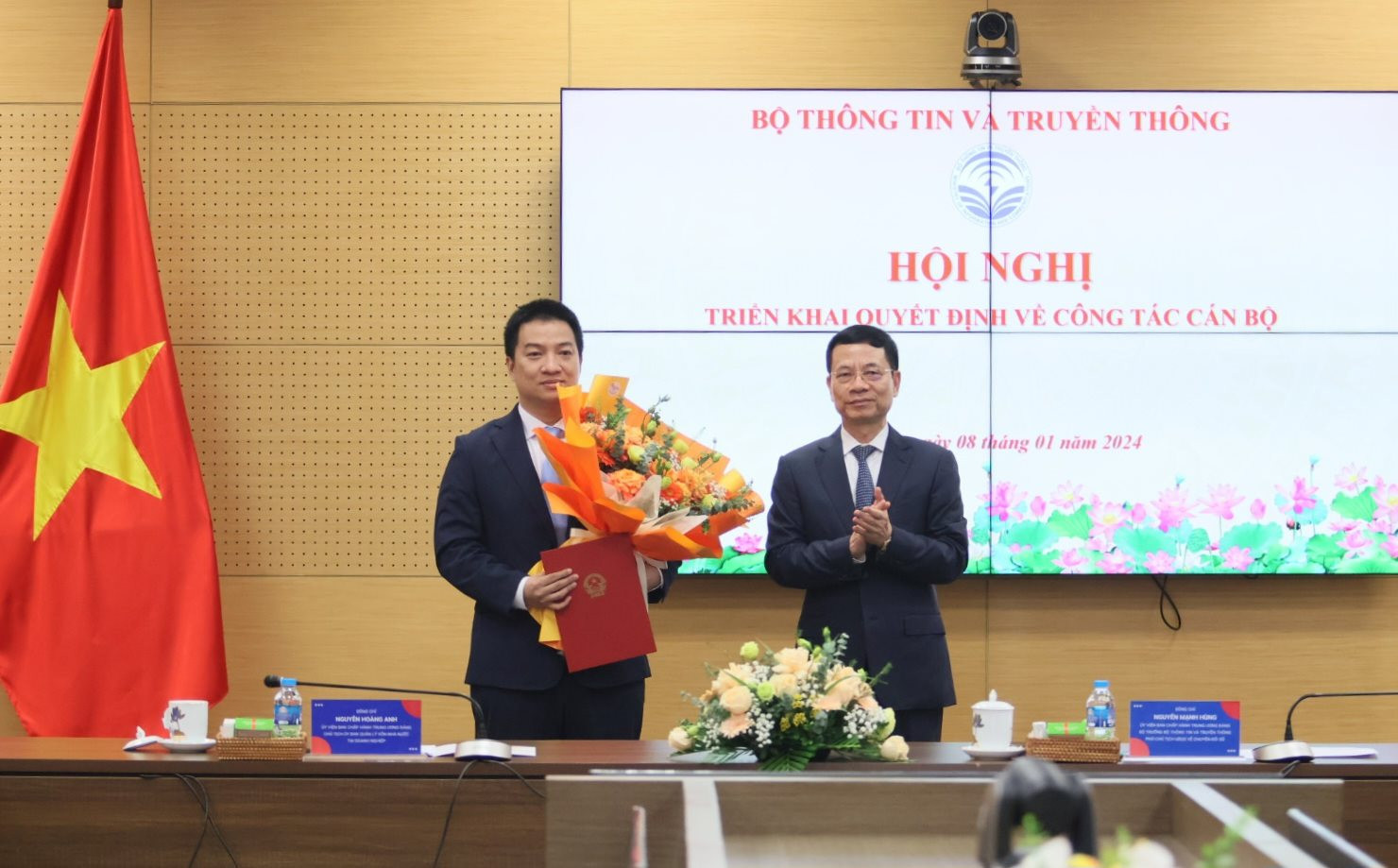 Bộ trưởng Nguyễn Mạnh Hùng trao các quyết định cán bộ cho ông Hồ Đức Thắng.