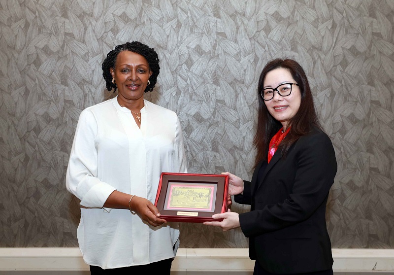 Tổng Thư ký VCCI Trần Thị Lan Anh trao quà lưu niệm cho bà Olive Kigongo, Chủ tịch UNCCI