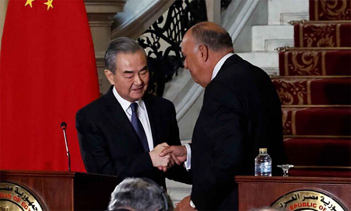 Ngoại trưởng Ai Cập Sameh Shoukry (phải) và người đồng cấp Trung Quốc Vương Nghị tại cuộc họp báo ở Cairo vào ngày 14/1. 