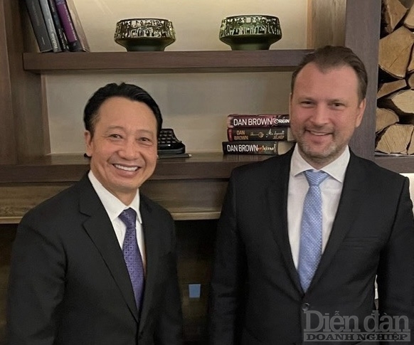 Phó Chủ tịch VCCI Nguyễn Quang Vinh chụp ảnh cùng ông Endre Ascsillán và đại diện Phòng Thương mại và Công nghiệp Hungary