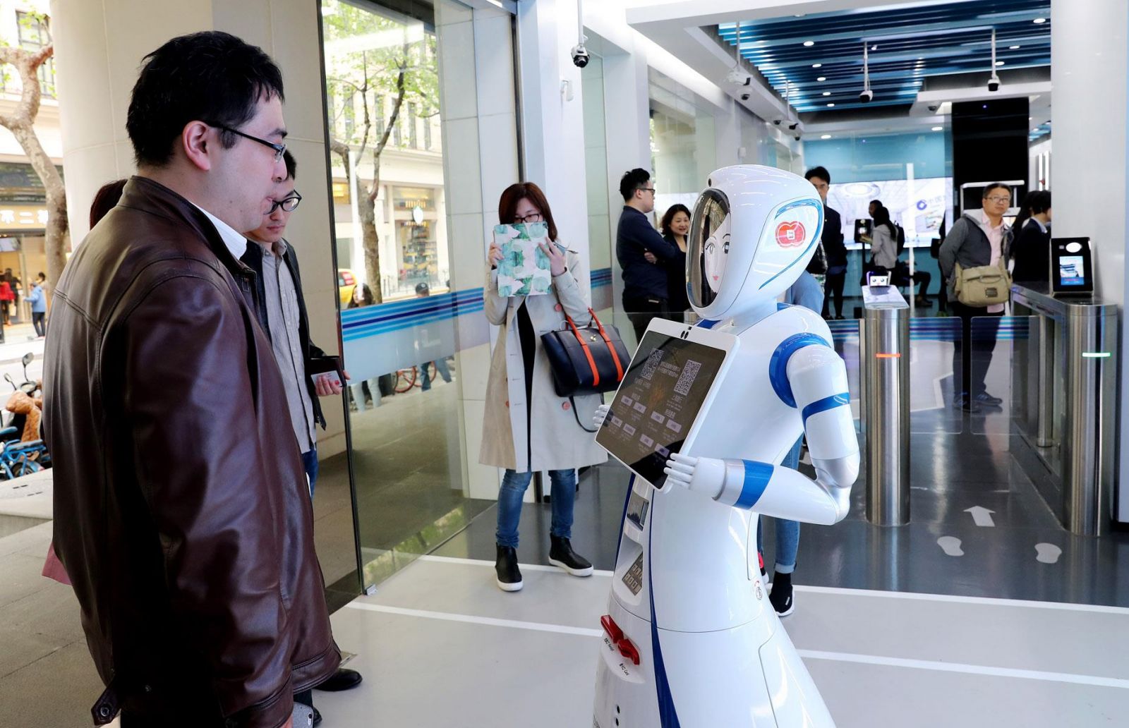 Một robot hỗ trợ khách trong ngân hàng ở Trung Quốc. Ảnh: Xinhua