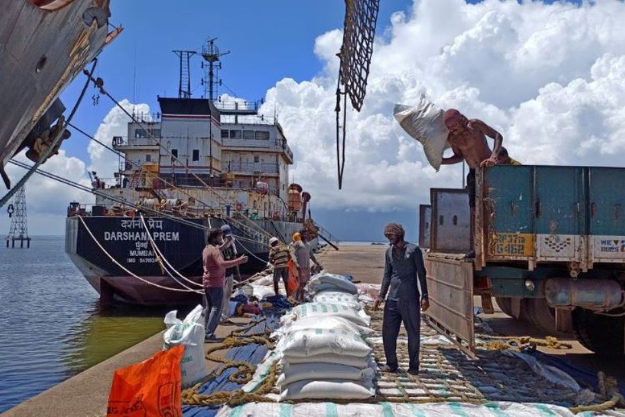 Công nhân bốc gạo từ một xe tải để chuẩn bị đưa lên tàu tại Kakinada Anchorage, cảng xuất khẩu gạo ởp/bang miền nam Andhra Pradesh, Ấn Độ. Ảnh: Reuters