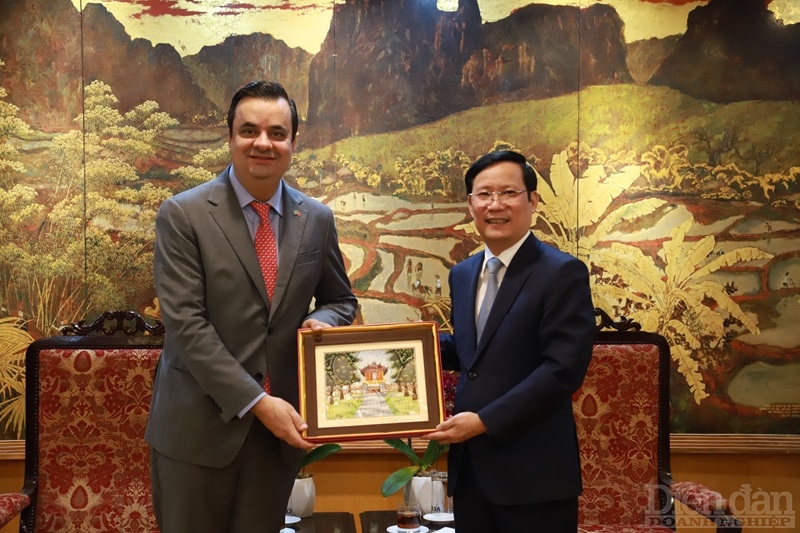 Chủ tịch VCCI Phạm Tấn Công tặng quà lưu niệm cho Thứ trưởng