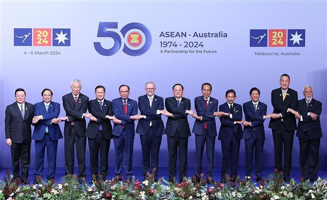 Thủ tướng Australia Anthony Albanese, Thủ tướng Phạm Minh Chính cùng các Trưởng đoàn và Tổng thư ký ASEAN Kao Kim Hourn chụp ảnh chung. Ảnh:TTXVN