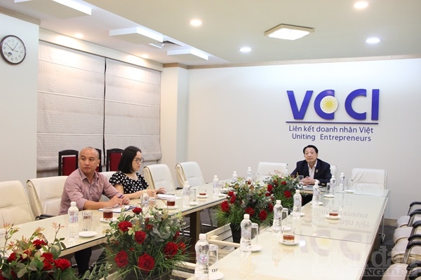 Phó Chủ tịch VCCI Nguyễn Quang Vinh làm việc trực tuyến với