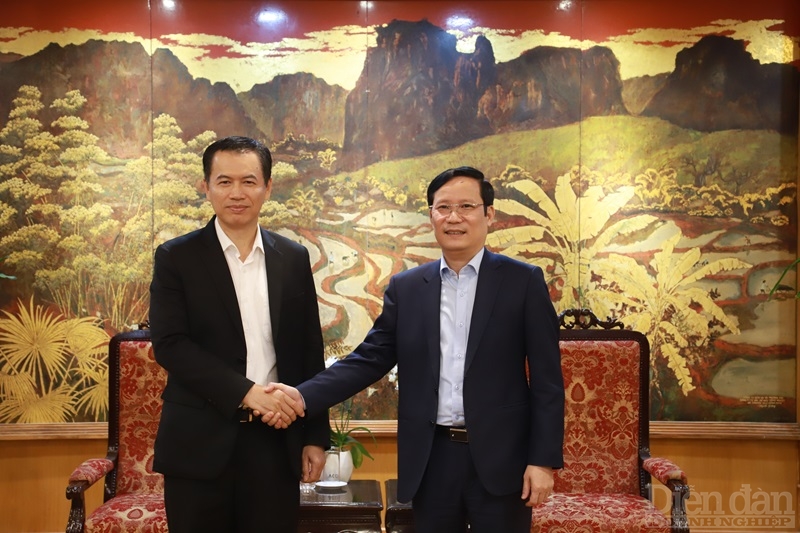Bộ trưởng Bộ Công Thương Lào Malaithong Kommasith (trái) và Chủ tịch VCCI Phạm Tấn Công