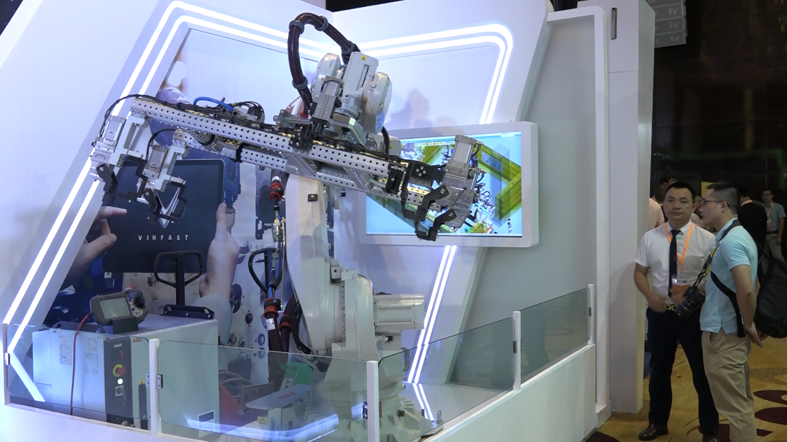 Robot công nghiệp IRB 6700, giúp lắp giáp khung, sơn, hàn được dùng trong các nhà máy sản xuất ô tô của Vinfast