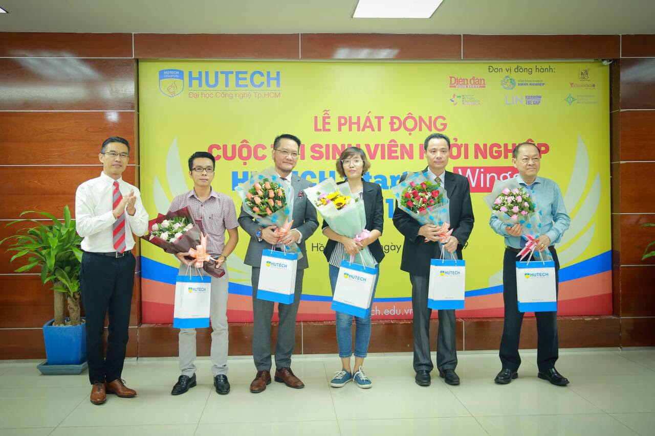 TS. Nguyễn Hoàng Xuân Việt - phó hiệu trưởng nhà trường tặng hoa cho các diễn giả