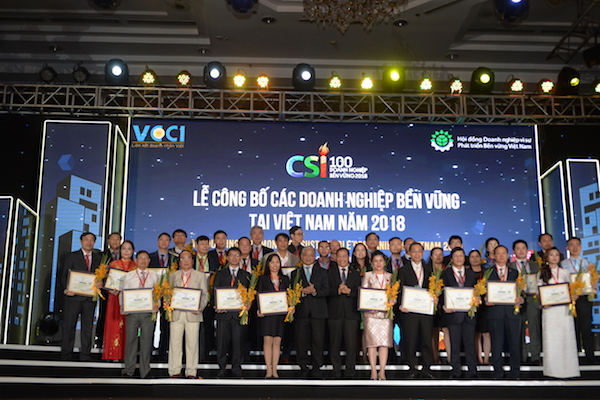 Ông Hoàng Quang Phòng - Phó Chủ tịch VCCI và Thứ trưởng Bộ LĐ-TB&XH Doãn Mậu Diệp đã công bố và trao chứng nhận 40 doanh nghiệp bền vững 2018.