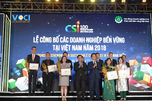 TS Vũ Tiến Lộc, Chủ tịch VCCIp/và ông Bùi Văn Cường -Chủ tịch Tổng LĐLĐVN công bố và trao chứng nhận 10 doanh nghiệp bền vững lĩnh vực sản xuất.