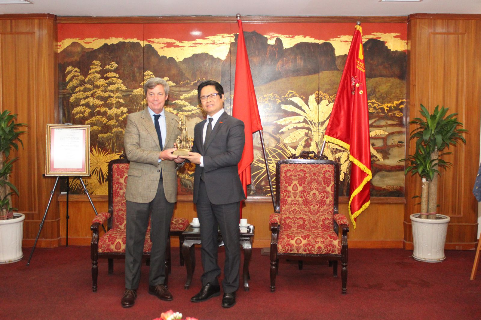 TS Vũ Tiến Lộc - Chủ tịch VCCI trao tặng