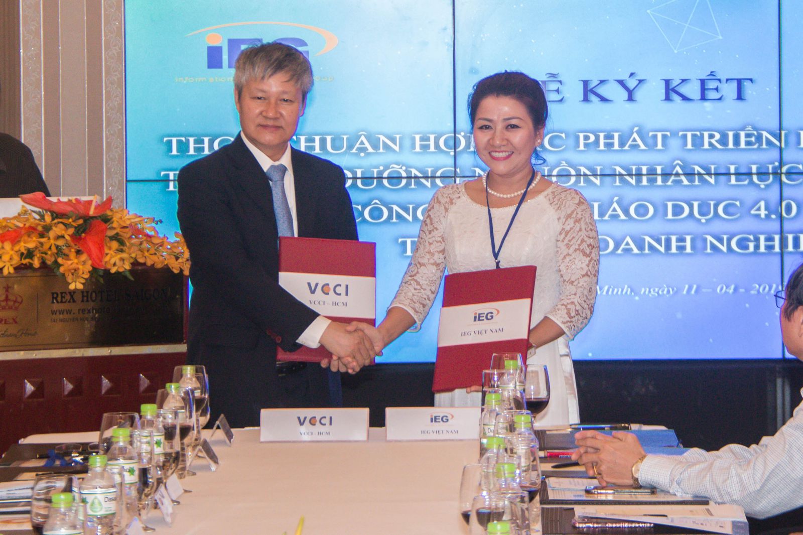 Ông Võ Tân Thành - Giám đốc VCCI-HCM ký kết thỏa thuận hợp tác với bà Phạm Thị Diễm - Tổng giám đốc IEG, đại diện chính thức của tập đoàn Electude có trụ sở chính tại Hà Lan