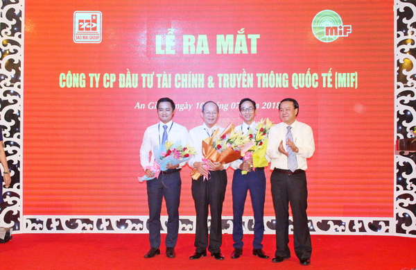 Chủ tịch Tập đoàn Sao Mai Lê Thanh Thuấn (phải) tặng hoa chúc mừng Ban Tổng giám đốc MIF.