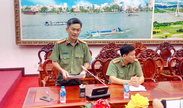 Thượng tá Trần Văn Dương thông tin tại buổi họp báo.