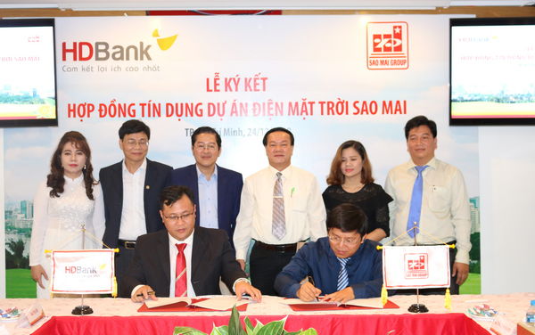 1. Ông Trương Vĩnh Thành - Phó TGĐ Tập đoàn Sao Mai và ông Trần Kiên Nghị - GĐ HD Bank Rạch Dừa thực hiện nghi thức ký kết hợp đồng tín dụng dự án điện NLMT Sao Mai Solar PV1