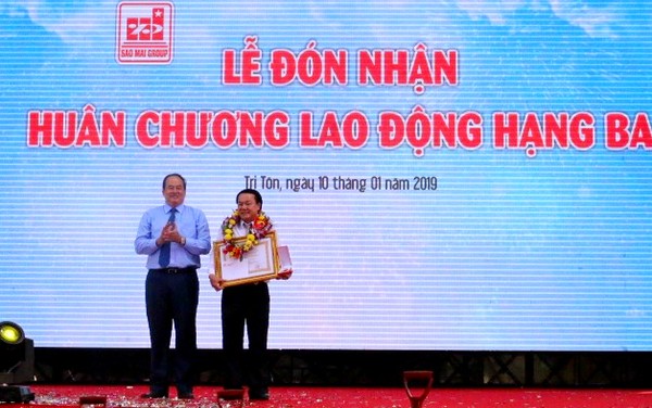 Phó Chủ tịch UBND tỉnh An Giang Nguyễn Thanh Bình thừa ủy nhiệm của Chủ tịch Nước trao tặng Huân chương Lao động hạng III cho ông Lê Thanh Thuấn, 