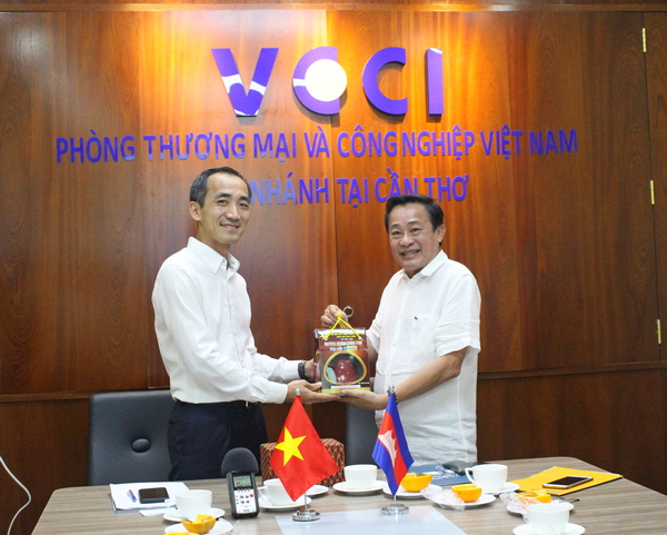Giám đốc VCCI cần Thơ (bên trái) tặng quà lưu niệm cho đại diện VBCC.