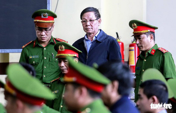 Cựu trung tướng Phan Văn Vĩnh bị khởi tố bắt tạm giam trong vụ ánh bảo kê đường dây đánh bạc trước đó.