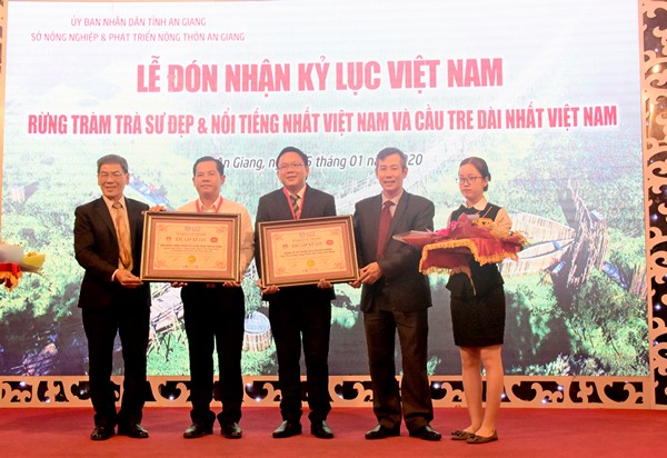 Đại diện tổ chức Kỷ lục Việt Nam đã trao chứng nhận kỷ lục cho đại diện Công ty cổ phần du lịch An Giang-đơn vị đầu tư, khai thác dự án du lịch tại rùng tràm Trà Sư.