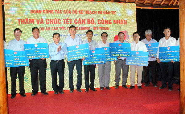 Bộ trường Bộ KH-ĐT Nguyễn Chí Dũng trao biểu trưng cho quỹ vì người nghèo cho đjai diện 13 tỉnh, thành vùng ĐBSCL.