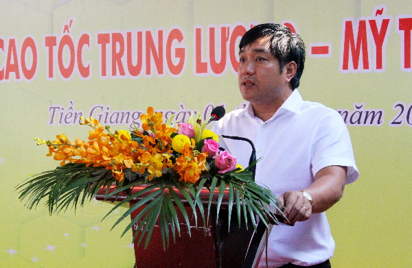 Ông Hồ Minh Hoàng, Chủ tịch HĐQT Công ty cổ phần BOT Trung Lương-Mỹ Thuận phát động thi đua.