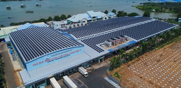 Công ty CP đầu tư đa quốc gia IDI-Tập đoàn Sao Mai đã tiết kiệm 20% chi phí điện từ khi đầu tư 1 triệu USD để lắp pin năng lượng mặt trời áp mái nhà xưởng.