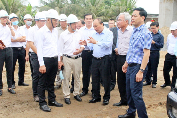Thủ tướng Nguyễn Xuân Phúc vừa đến kiểm tra công trình xây dựng cao tốc Trung Lương-Mỹ Thuận (ảnh PK).