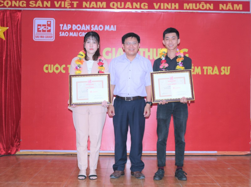 Ông Trương Vĩnh Thành - Phó TGĐ Tập đoàn Sao Mai trao giải nhì và ba cho 2 kiến trúc sư xuất sắc trong cuộc thi