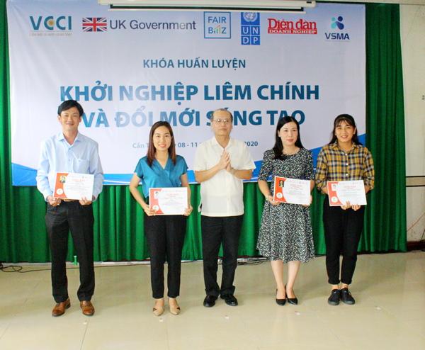 ông Phạm Ngọc Tuấn, Tổng biên tập Tạp chí Diễn đàn Doanh Nghiệp, Phó trưởng ban tổ chức Chương trình Khởi nghiệp Quốc gia đến dự và trao giấy chứng nhận cho các học viên.