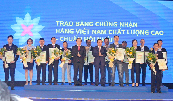 16 Doanh nghiệp được trao chứng nhận HVNCLC.