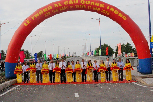 Các vị đjai biểu thực hiện nghi thức cắt băng thông xe cầu Quang Trung.