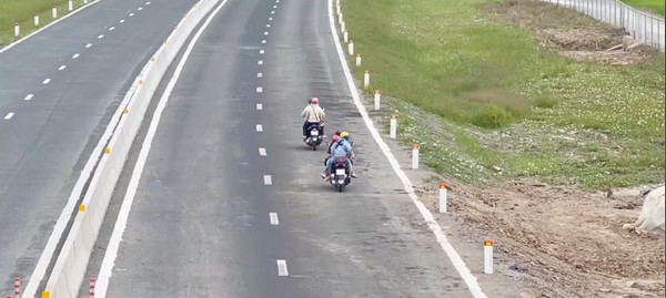 Mặc dù có biển cấm nhưng mô tô, xe máy vẫn vô tư chạy trên cao tốc Lộ Tẻ-Rạch Sỏi.