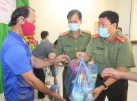 Diễn đàn Doanh nghiệp cùng Báo CAND và các nhà tài trợ trao quà Tết cho hộ nghèo tại tỉnh Sóc Trăng