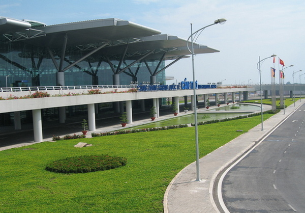 Cảng hàng không quốc tế Cần Thơ phục vụ cho cả vùng.