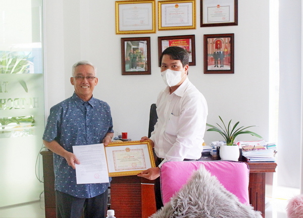 Ông Hà Vũ Sơn, Giám đốc Sở Công Thương TP Cần Thơ (bên phải) trao giấy khen cho ông Phạm Thái Bình, Tổng giám đốc Công ty công nghệ cao Trung An.