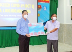 Đại học Nam Cần Thơ tặng TP.Cần Thơ hơn 10.000 bộ kit test nhanh COVID-19