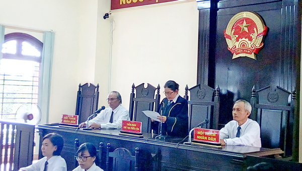 Chủ tọa phiên tòa Nguyễn Thị Kim Phượng công bố quyết định trả hồ sơ vụ án.
