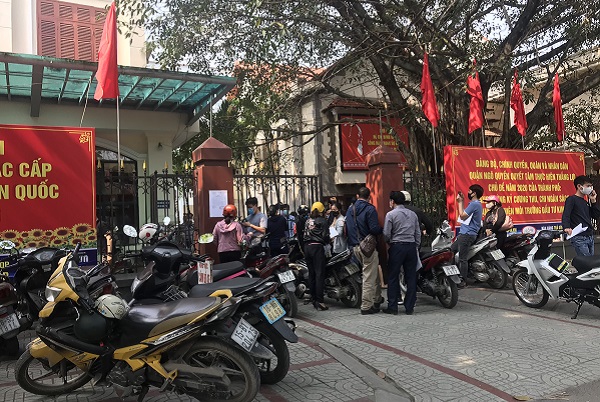 Trước giờ G doanh nghiệp tụ tập rất đông bên ngoài cửa UBND quận Ngô Quyền để chờ làm thủ tục xin giấy phép.