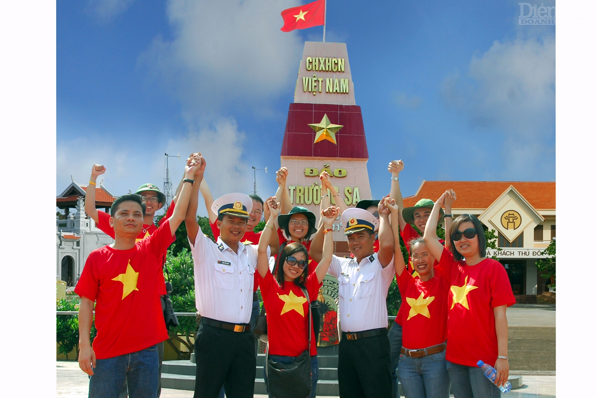 Chung một lời thề giữ đảo của các thế hệ trẻ Việt Nam (ảnh Trọng Thiết)