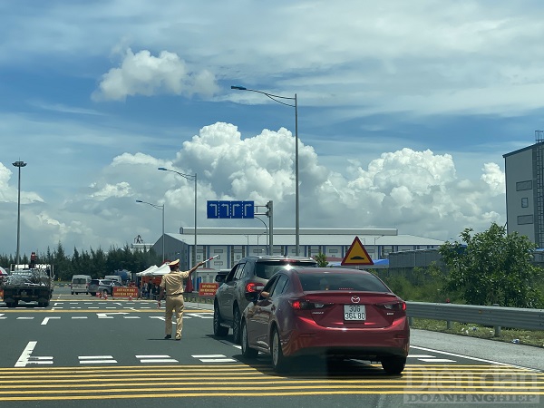 Hướng dẫn các phương tiện đến từ vùng có dịch quay đầu lại tại cuối tuyến đường cao tốc Hà Nội - Hải Phòng
